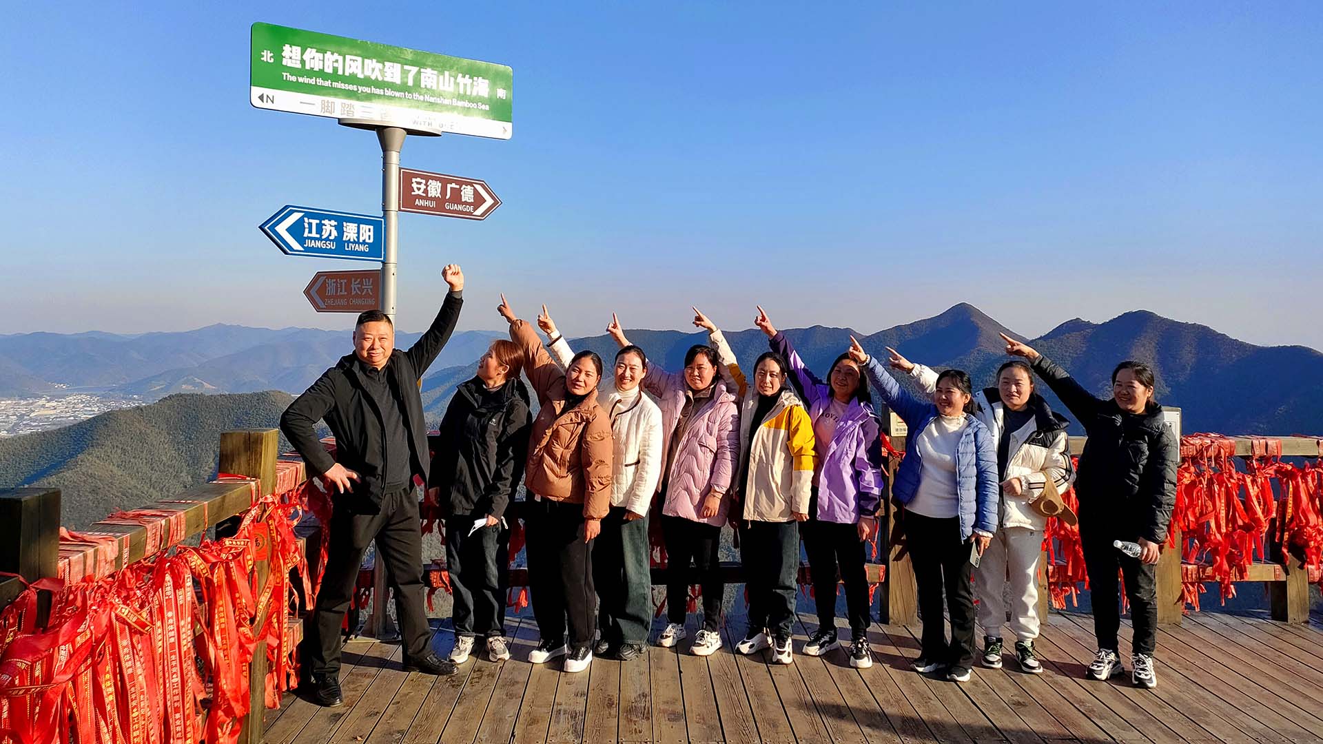 Hoch hinaus ging es bei unseren Kollegen in China, die den Bamboo-Mountain besuchten.