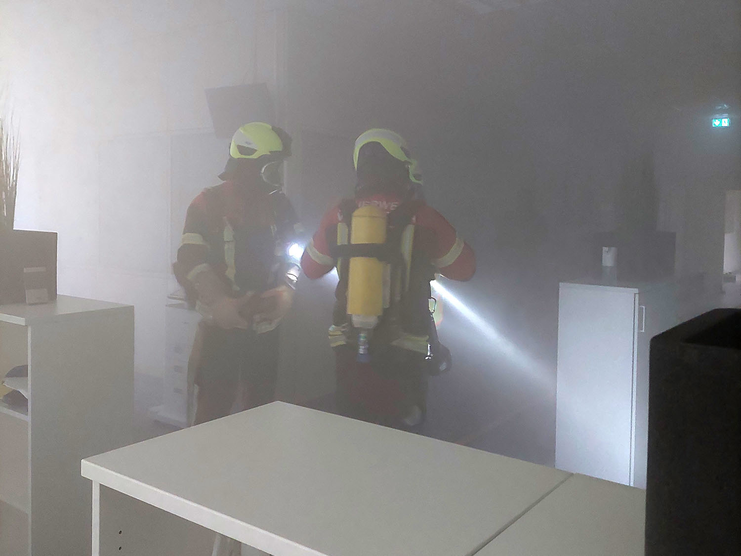 Tre macchine per la nebbia hanno appannato il piano superiore di Engelmann per l'esercitazione.